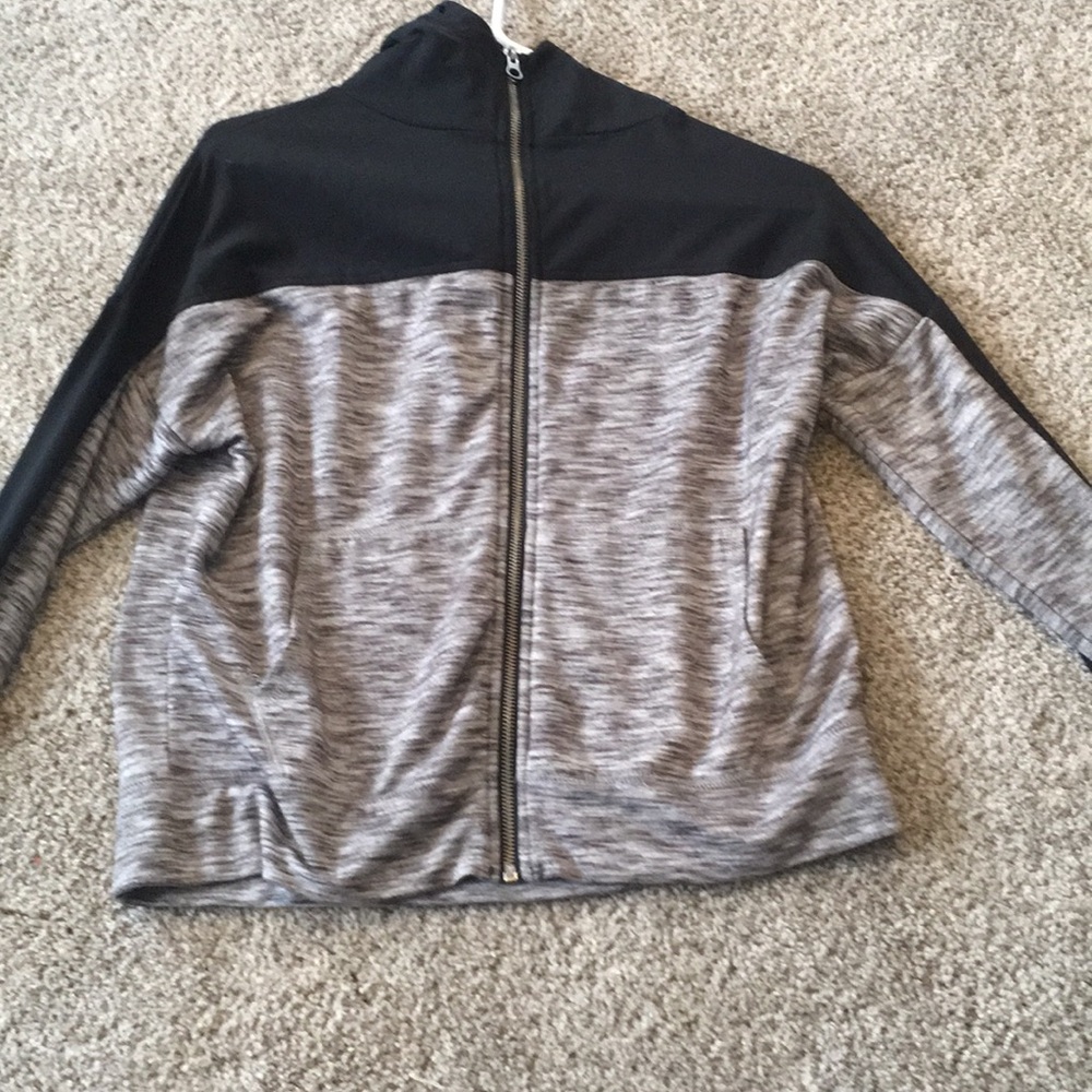 A very cozy sweatshirt! Worn very minimal times!